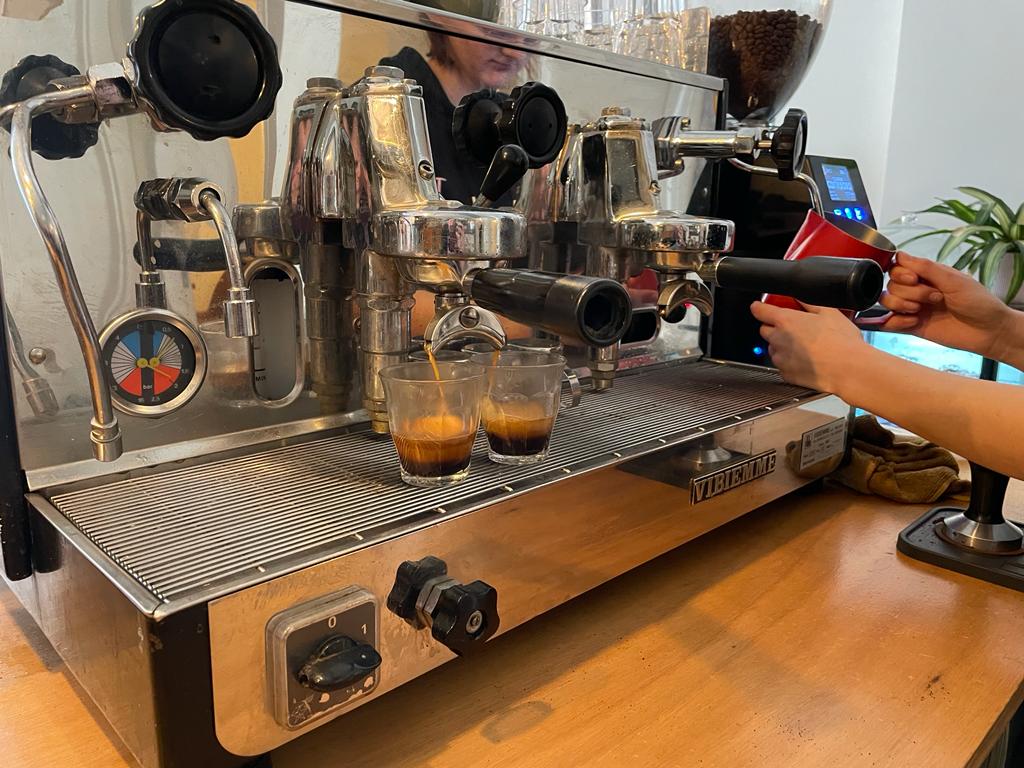 Koffie zetten bij Koffiehuis Toos in Nijmegen-Oost