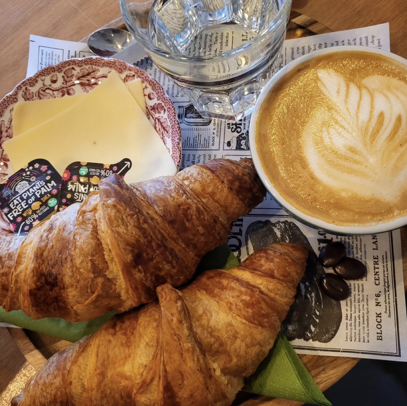 Croissants met cappuccino als ontbijt bij Toos